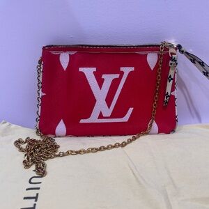 LOUIS VUITTON 
Monogram Giant Double Zip Pochette Rouge